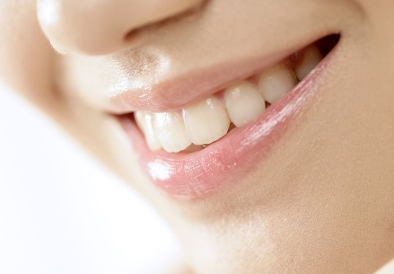 白领矫正牙齿就选美容冠 种植牙